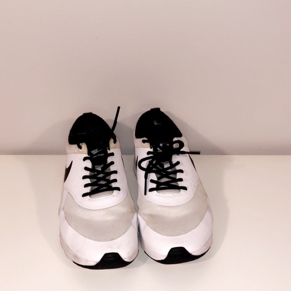 Black and white nike shoes - Picture 2 of 2